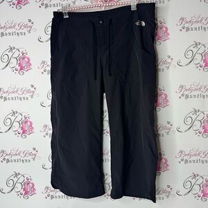 The North Face capri bottoms silver logo Black Cargo Pants Relaxed Fit comfy